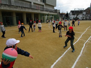 2-1 運動場でドッジボールJPG (3)