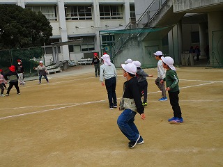 2-1 運動場でドッジボールJPG (6)